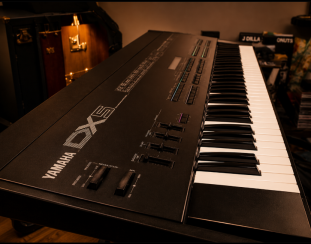 Yamaha DX 5 FM Synthesizer